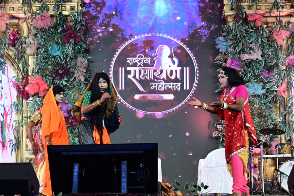 रायपुर : पड़ोसी राज्य मध्य प्रदेश से आए कलाकार दल ने अरण्यकांड पर जीवंत प्रस्तुति दी…
