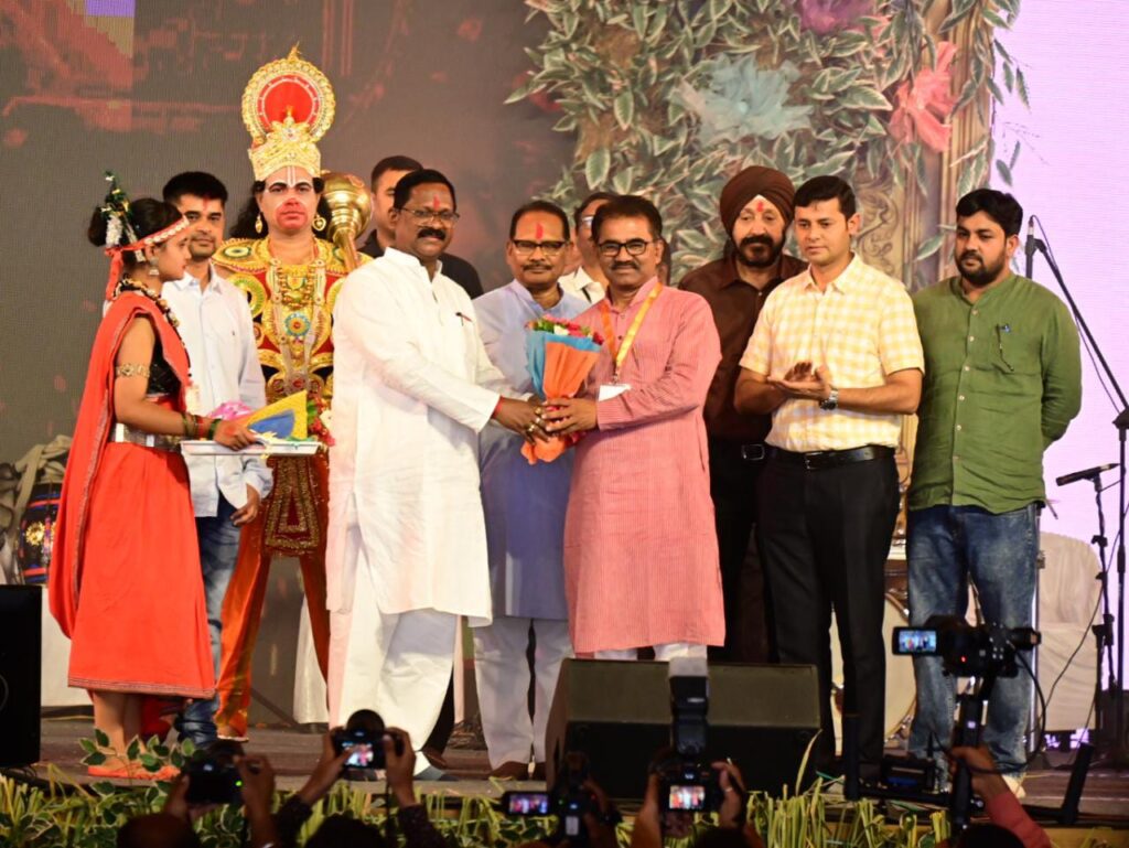 राष्ट्रीय रामायण महोत्सव : संस्कृति मंत्री अमरजीत भगत एवं स्कूल मंत्री डॉ. प्रेमसाय सिंह टेकाम का मंच पर पहुंचने पर गुलदस्ता भेंट कर स्वागत किया गया….