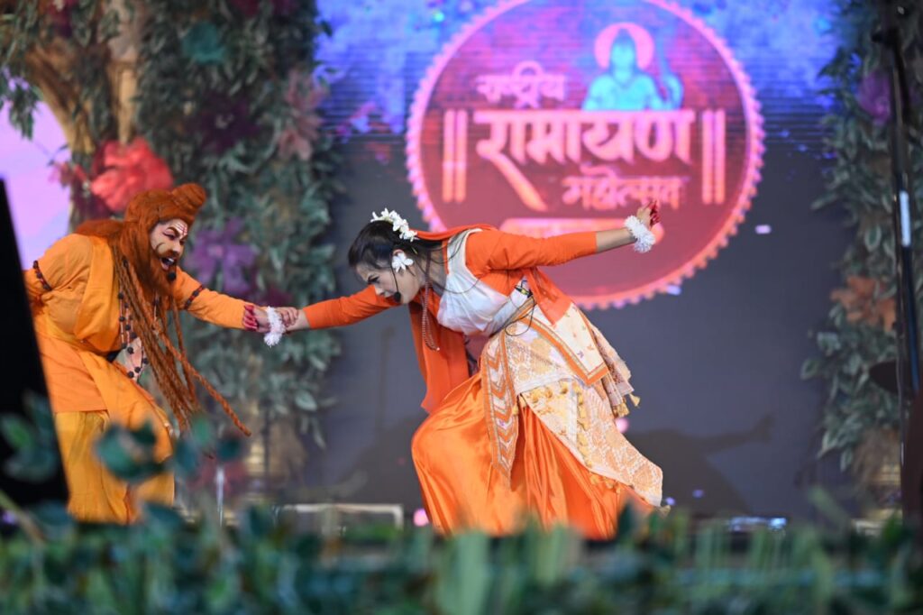 रायपुर : राष्ट्रीय रामायण महोत्सव, रायगढ़ : असम से आई टीम की प्रस्तुति में 21 कलाकार हैं। टीम में 16 कलाकार लड़कियां हैं, इनकी प्रस्तुति ने सभी को भावविभोर कर दिया…