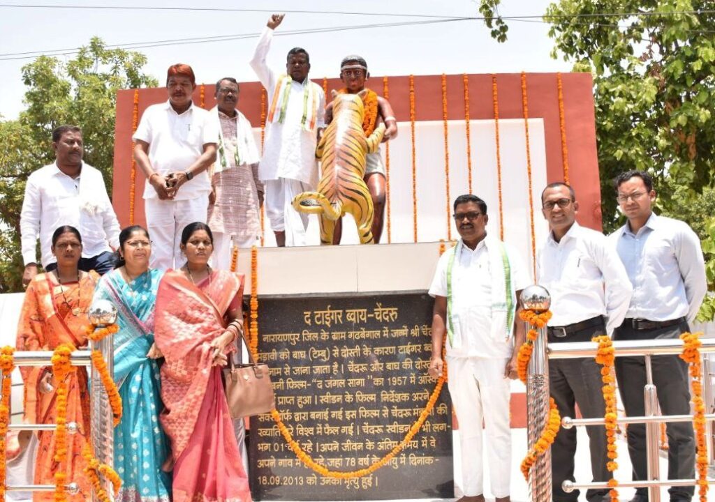 रायपुर : चेंदरू मंडावी ‘‘द टाइगर बॉय‘‘ की प्रतिमा का उद्योग मंत्री श्री लखमा ने किया अनावरण…