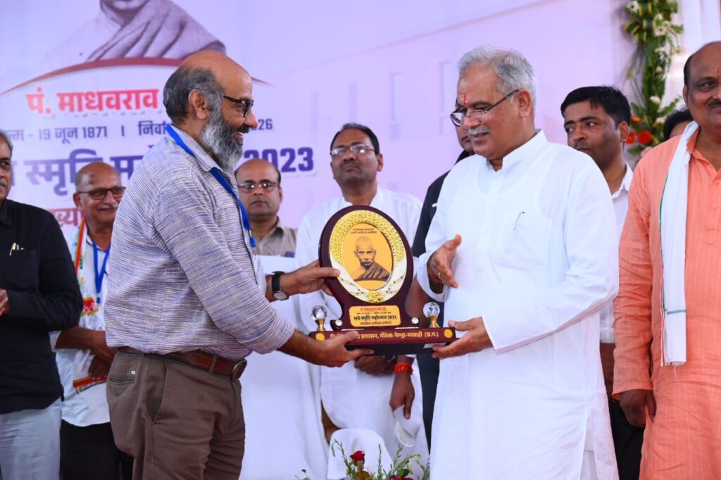 रायपुर : मुख्यमंत्री ने स्मृति महोत्सव में शामिल सभी पत्रकारों और साहित्यकारों को सम्मानित भी किया….
