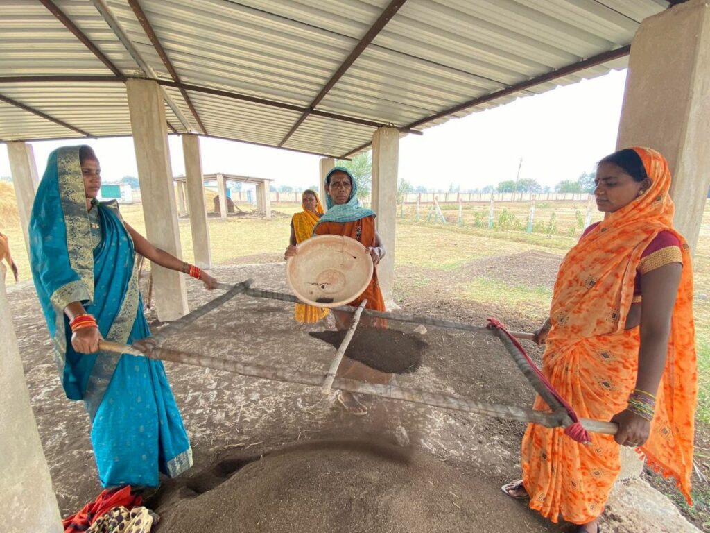गरियाबंद : गौठान बना अतिरिक्त आय का ज़रिया, गौठान में विभिन्न गतिविधियों से ग्रामीण महिलाएं हो रहीं आत्मनिर्भर…