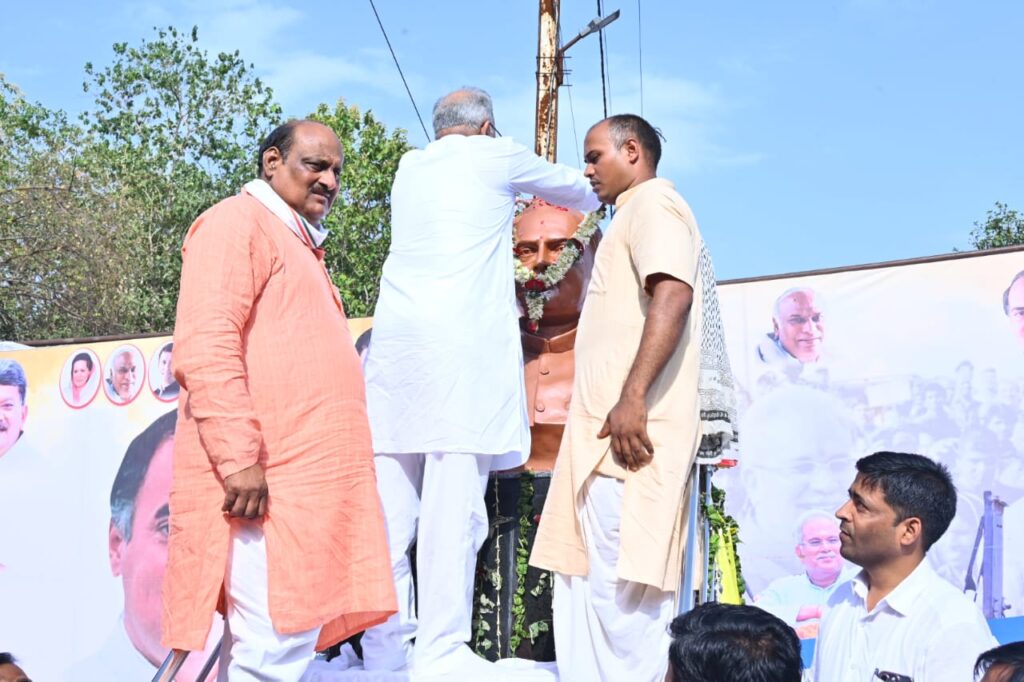 रायपुर : मुख्यमंत्री श्री भूपेश बघेल ने पेंड्रा के राजीव चौक में पूर्व प्रधानमंत्री स्व. श्री राजीव गांधी की प्रतिमा का अनावरण किया…
