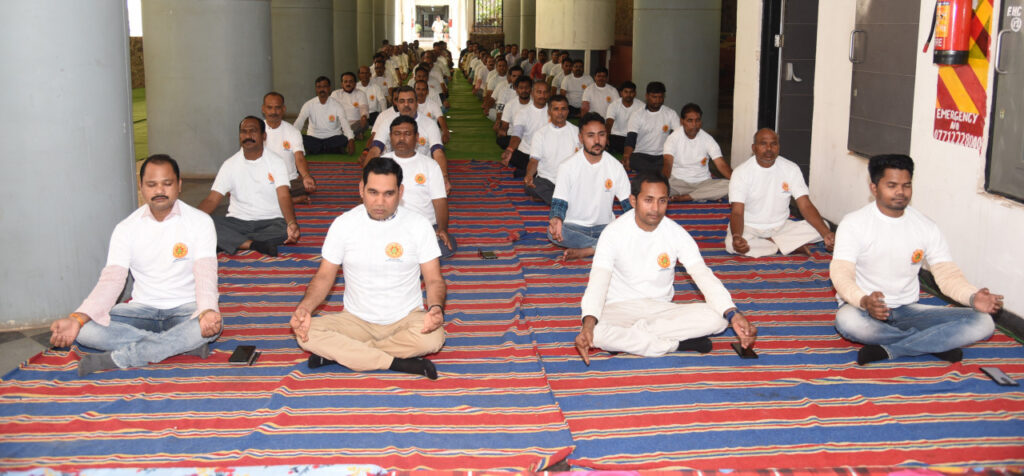 रायपुर : मंत्रालय परिसर में नवम अंतराष्ट्रीय योग दिवस का हुआ आयोजन…