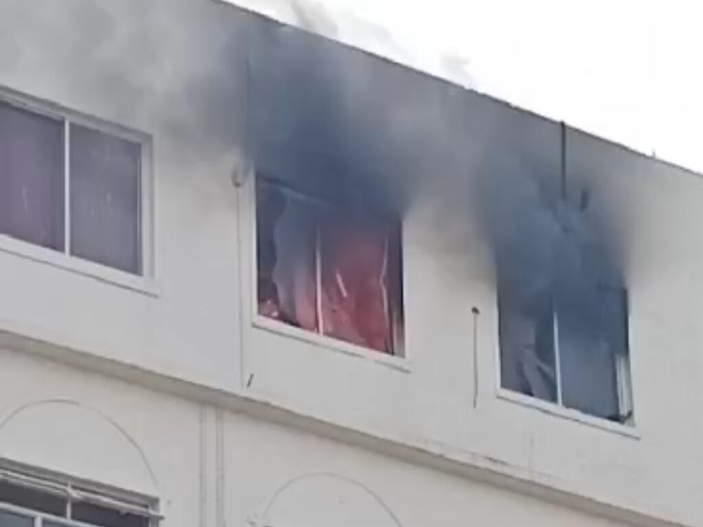 रायपुर के RIMS अस्पताल में लगी आग: अचानक खिड़की से निकलने लगा धुआं, रिकॉर्ड रूम में रखे दस्तावेज जलकर राख…