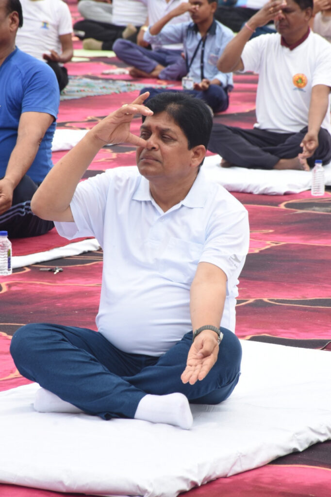 रायपुर : नवम अंतरराष्ट्रीय योग दिवस में नगरीय विकास मंत्री डॉ. शिव डहरिया हुए शामिल…