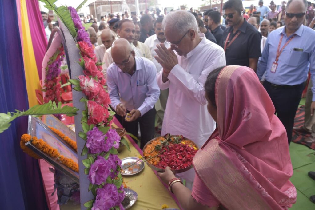 दुर्ग: मुख्यमंत्री श्री बघेल  ने स्व. वर्मा को श्रद्धांजलि अर्पित किया…