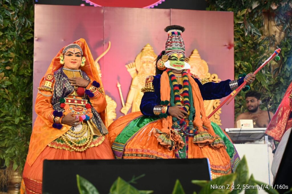 रायपुर : राष्ट्रीय रामायण महोत्सव के तीसरे दिन आज केरल से आए कलाकार दल ने पारंपरिक लोक वेशभूषा में प्रस्तुति दी…