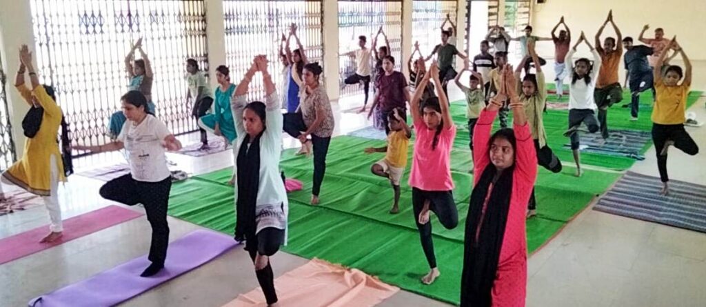 रायपुर : अच्छे स्वास्थ्य की गारंटी देता है योग : “हर घर आंगन योग” कार्यक्रम में बढ़चढ़ कर ले हिस्सा…