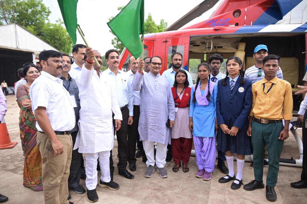 रायपुर : विशेष पिछड़ी जनजाति के 10 विद्यार्थियों ने लिया हेलीकॉप्टर की जॉयराइड का आनंद….