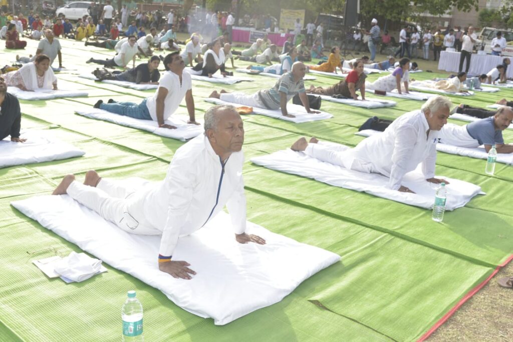 रायपुर : नवम अंतराष्ट्रीय योग दिवस का आयोजन : गृहमंत्री के मुख्य आतिथ्य में जनप्रतिनिधियों , अधिकारियों-कर्मचारियों और विद्यार्थियों ने किया योगाभ्यास…