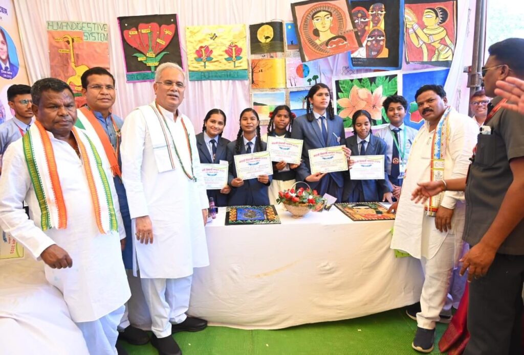 रायपुर : मुख्यमंत्री श्री भूपेश बघेल ने प्रतिभावान विद्यार्थियों का किया सम्मान…