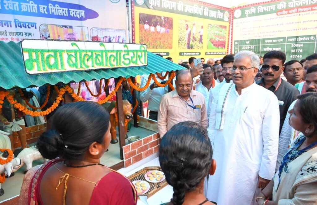 रायपुर : बोलबोला गौठान में दुग्ध उत्पादन से जुड़े महिला समूह की सदस्यों ने मावा से बनी बर्फी से मुख्यमंत्री का मुंह मीठा कराया…