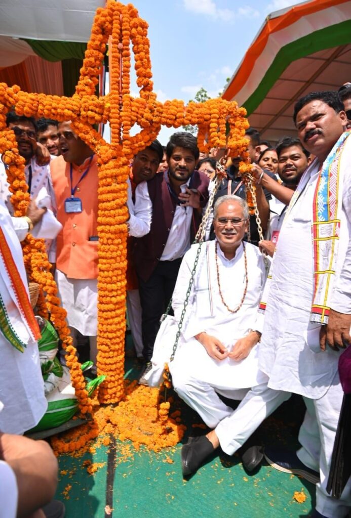 रायपुर : डड़सेना कलार समाज ने समर्थन मूल्य पर 65 प्रकार की वनोपजों की खरीदी के फैसले के लिए मुख्यमंत्री श्री भूपेश बघेल को महुआ से तौल कर उनके प्रति आभार जताया…