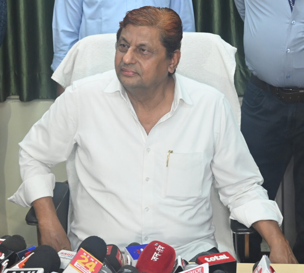 रायपुर : राज्य सरकार खरीदती है किसानों का धान, ऋण लेकर करती है भुगतान