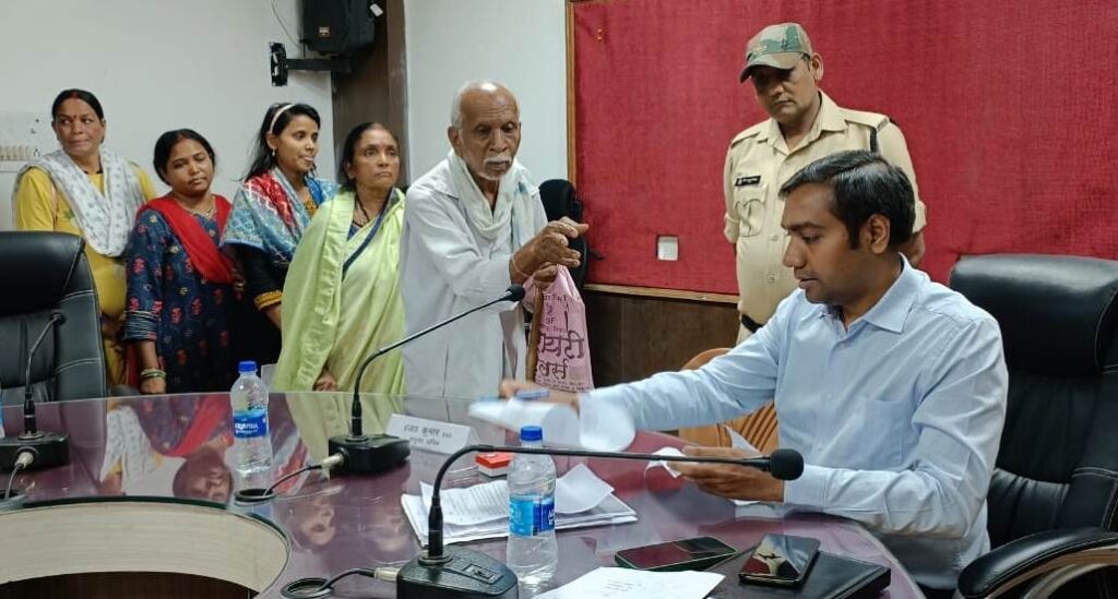 जनचौपाल में सुनी गई आमजनों की शिकायतें, अधिकारियों को प्राप्त प्रकरणों को त्वरित निराकरण करने के दिए गए निर्देश…