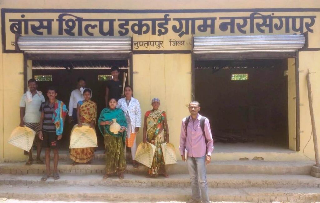उत्तर बस्तर कांकेर : नरसिंगपुर गौठान में बांस हस्त शिल्प निर्माण में रीपा बन रही आजीविका केंद्र