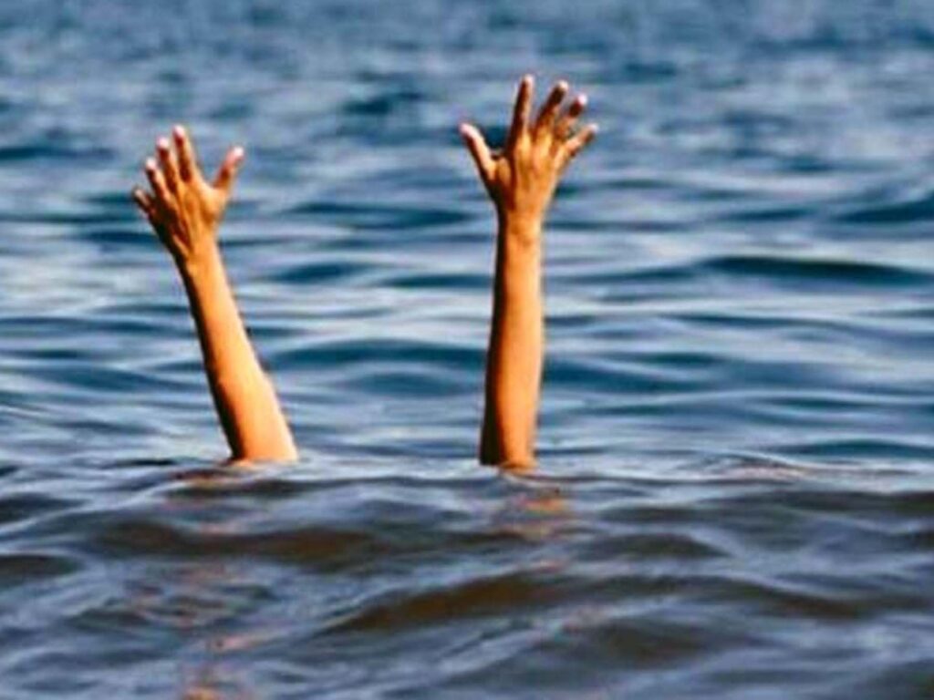 CG: तालाब में डूबने से 2 बहनों की मौत:नहाने के दौरान गहरे पानी में चली गईं थीं तीन बच्चियां, एक को सुरक्षित निकाला…