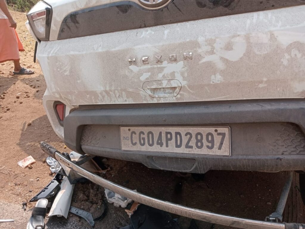 खड़े ट्रक में जा घुसी कार, 2 की मौत: बड़ी मां और 3 साल की भतीजी ने अस्पताल में तोड़ा दम; 4 लोगों की हालत गंभीर…