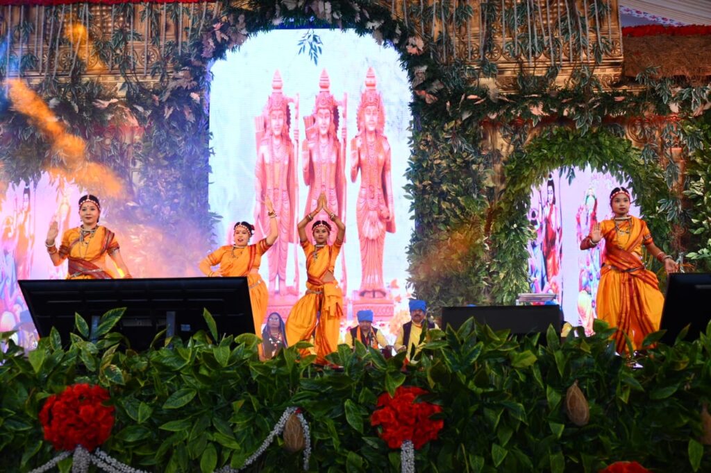 रायपुर : राष्ट्रीय रामायण महोत्सव : दंतेवाड़ा के सुदूर वनांचल क्षेत्र बचेली से आए रामायण मंडली की प्रस्तुति…