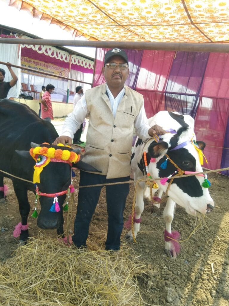 सारंगढ़ बिलाईगढ़ : परदेशी चंद्रा गोबर बिक्री के पैसे से गाय खरीदकर डेयरी बढ़ा रहे..