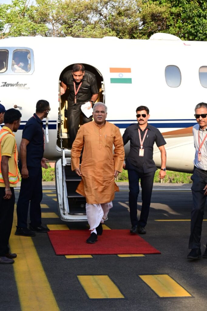 रायपुर : मुख्यमंत्री श्री भूपेश बघेल रायगढ़ के जिंदल एयर स्ट्रिप पहुंचे…