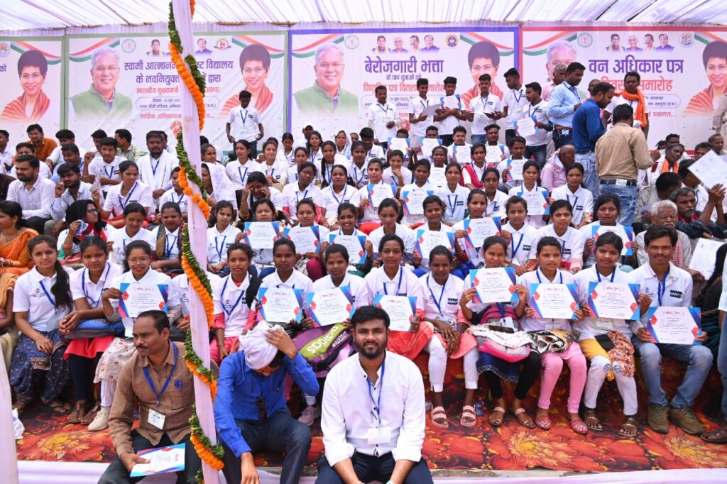 रायपुर : मुख्यमंत्री श्री भूपेश बघेल के हाथों बेरोजगारी भत्ता प्राप्त करने वाले 50 युवाओं को प्रशिक्षण के उपरांत मिला नियुक्ति प्रमाण पत्र…