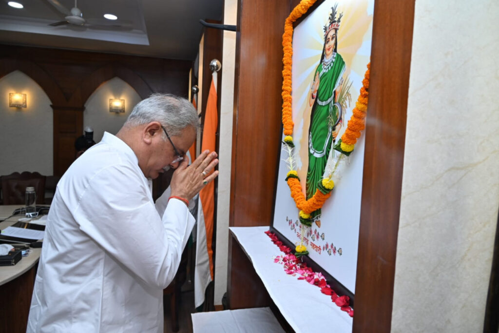 रायपुर : मुख्यमंत्री श्री भूपेश बघेल आज अपने निवास कार्यालय में गोधन न्याय योजना के हितग्राहियों को राशि के ऑनलाइन अंतरण के लिए आयोजित कार्यक्रम में शामिल हो रहे हैं…