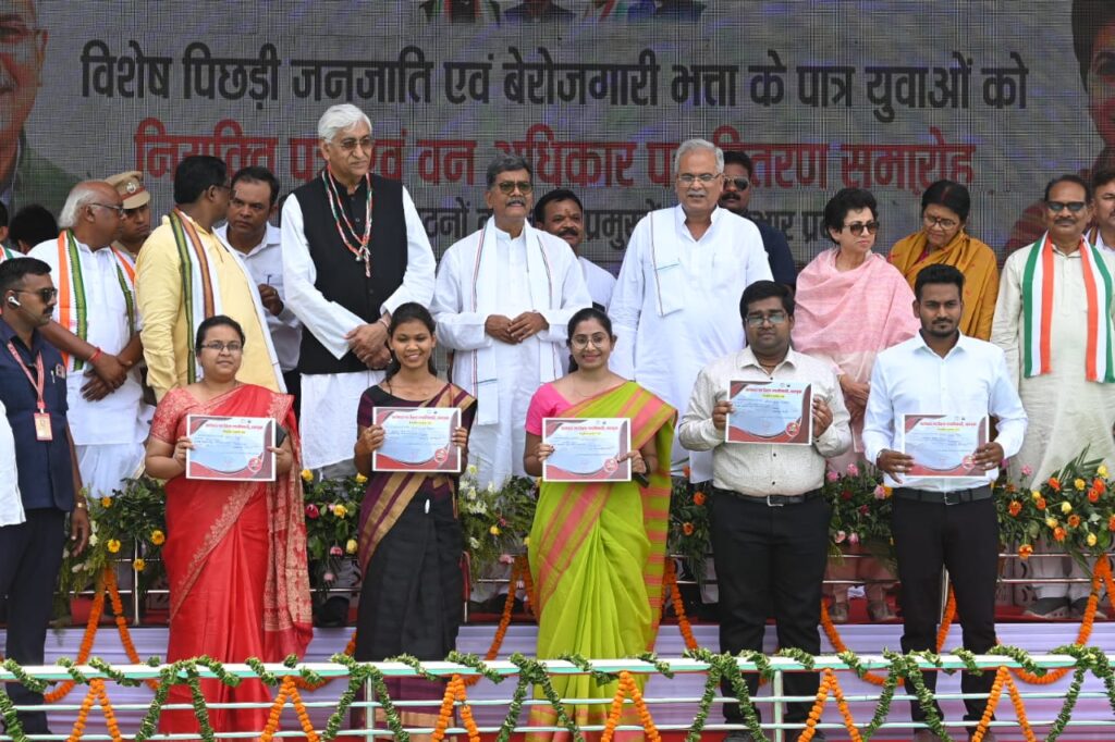 रायपुर : सरगुजा में 5 नए आत्मानंद स्कूल खुले, 39 शिक्षकों को मिली मुख्यमंत्री के हाथों नियुक्ति…