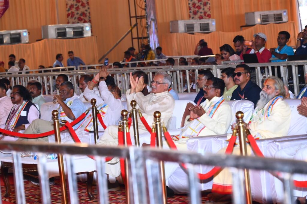 रायपुर : अंतराष्ट्रीय रामायण मंडली कम्बोडिया की 12 सदस्यीय टीम की संगीतमय प्रस्तुति…
