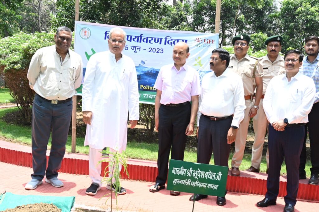 रायपुर : विश्व पर्यावरण दिवस : मुख्यमंत्री ने अपने निवास परिसर में रोपा आंवला का पौधा…