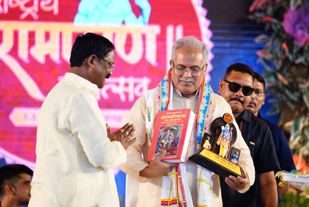 रायपुर : राष्ट्रीय रामायण महोत्सव : मुख्यमंत्री श्री बघेल का महोत्सव के शुभारंभ अवसर पर रामचरित मानस की प्रति भेंट-कर एवं राजकीय गमछे के साथ किया गया स्वागत….