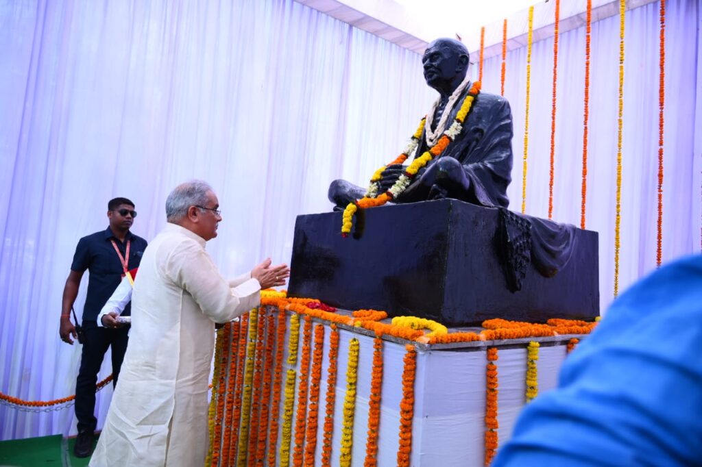 रायपुर : मुख्यमंत्री श्री भूपेश बघेल ने जिला कार्यालय परिसर में राष्ट्रपिता महात्मा गांधी की प्रतिमा में पुष्प अर्पित करते हुए किया नमन…
