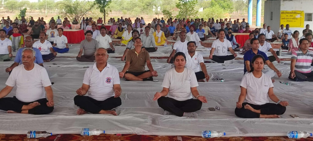 रायपुर : शारीरिक, मानसिक स्वास्थ्य एवं तनाव रहित जीवन का माध्यम है योग – गणेश नाथ योगी…