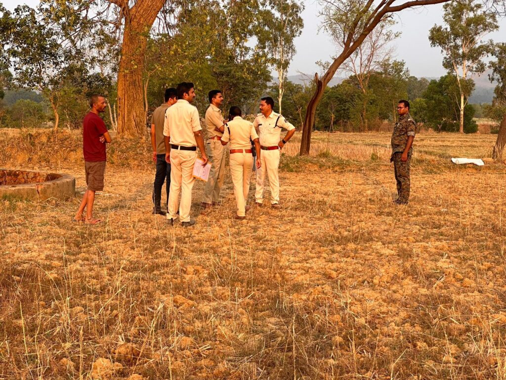 CG: धारदार हथियार से युवक की हत्या: हाथ-पैर में रस्सी, शव पर पत्थर भी बांधा और कुएं में फेंक दी लाश;खून के छींटों पर की लिपाई…
