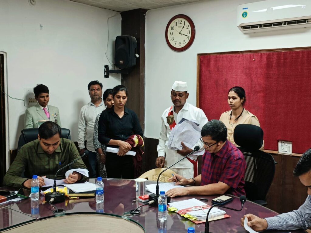 कलेक्टर ने बेसबॉल खिलाड़ी सुश्री नेहा जायसवाल का किया उत्साहवर्धन, नेहा ने कलेक्टर श्री झा के प्रति आभार व्यक्त करते हुए जिला प्रशासन को दिया धन्यवाद..