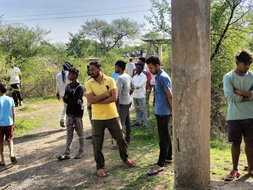 युवती की लाश मिली, आधा हाथ खा गए कुत्ते: मौके पर घसीटने के निशान, आस-पास खून ही खून; पत्थर से कुचलकर मारने की आशंका…