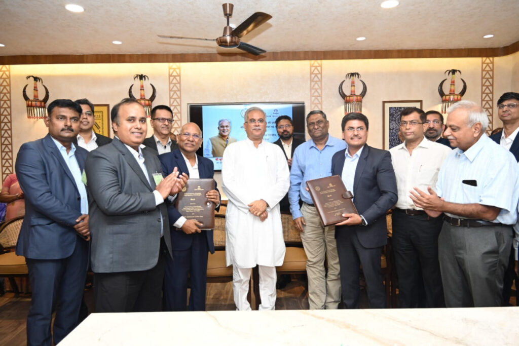 रायपुर : मुख्यमंत्री श्री भूपेश बघेल की उपस्थिति में आज विधानसभा परिसर स्थित उनके कार्यालय कक्ष में आयोजित कार्यक्रम में राज्य के 36 शासकीय आईटीआई के आधुनिकीकरण के लिए लगभग 1188.36 करोड़ की परियेाजना पर…
