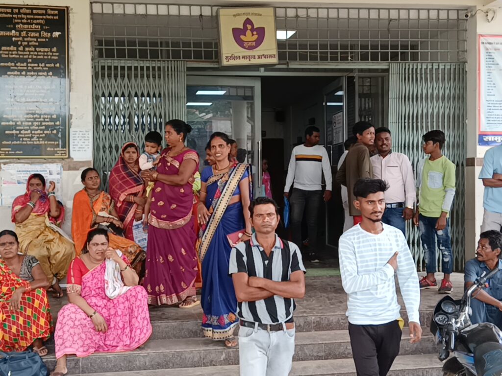 मृत महिला के परिजनों ने अस्पताल में किया हंगामा: अस्पताल के डॉक्टर और कर्मचारियों ने काम किया बंद, पुलिस-प्रशासन के समझाने पर वापस लौटे…