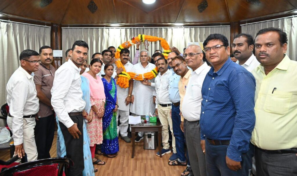 रायपुर : मुख्यमंत्री का छत्तीसगढ़ संयुक्त शिक्षक संघ ने गजमाला पहनाकर जताया आभार