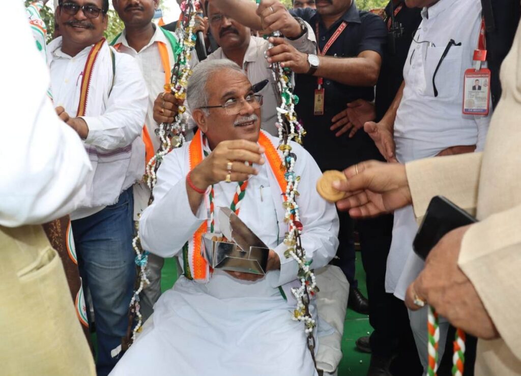 रायपुर : मुख्यमंत्री श्री भूपेश बघेल के बिर्रा आगमन पर हसौद के प्रसिद्ध पेड़े से तौलकर किया गया स्वागत..