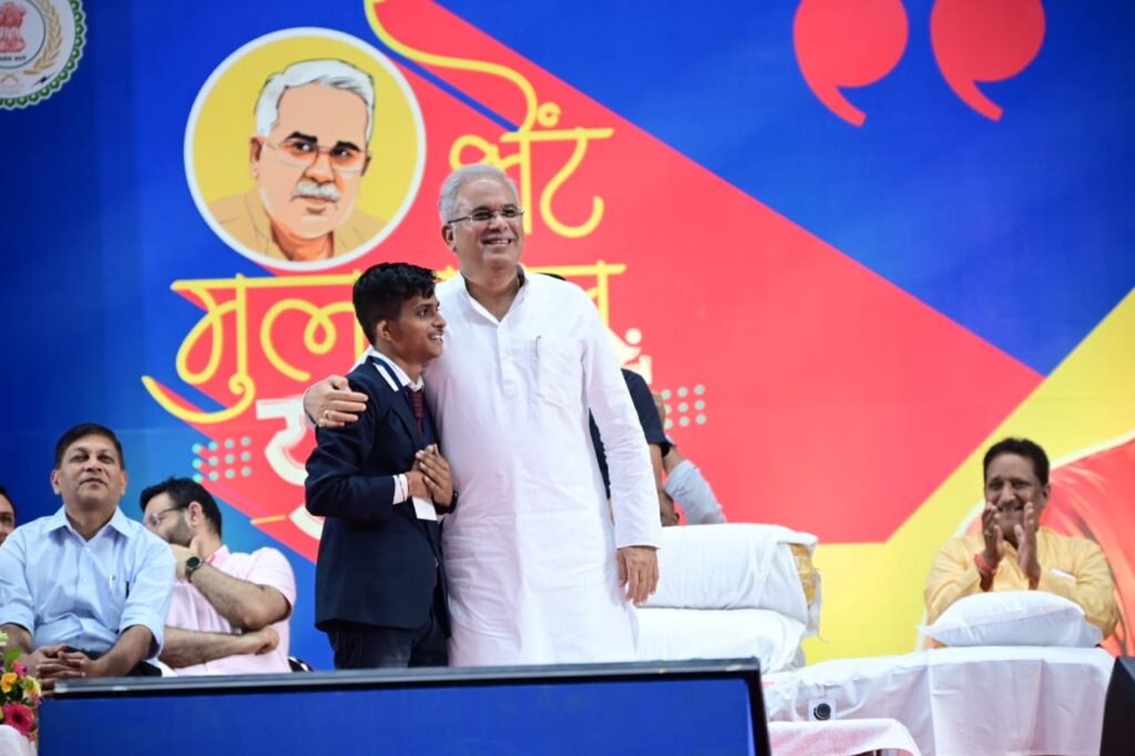 रायपुर : मुख्यमंत्री श्री भूपेश बघेल ने धमतरी के युवा सोमेश्वर गंजीर के जोशीले भाषण को सुनकर अपने पास बुलाकर गले लगाया और आशीर्वाद दिया