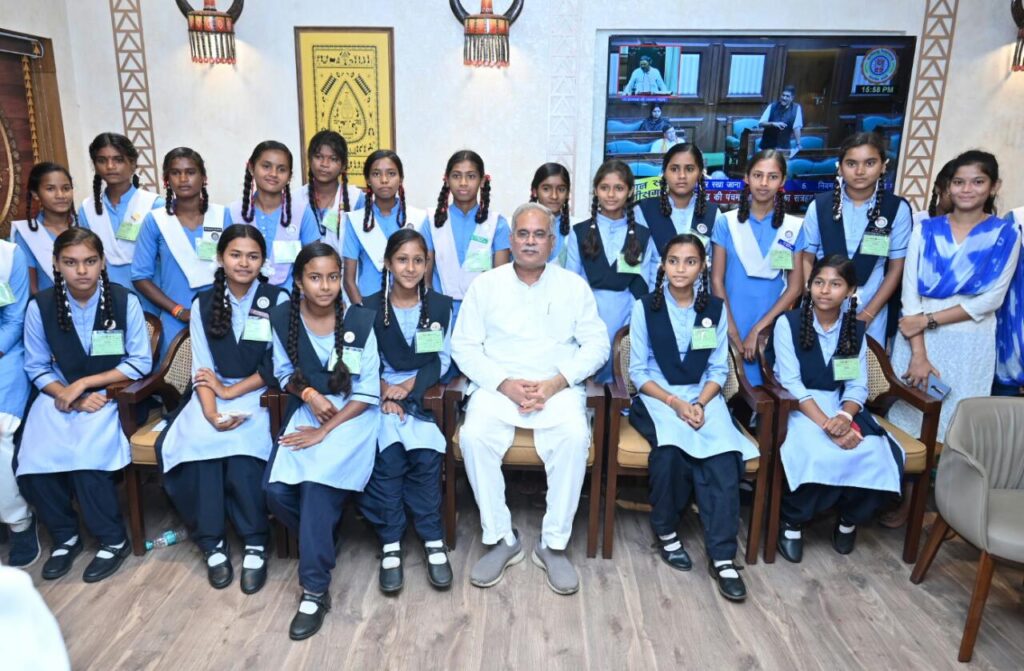 रायपुर : मुख्यमंत्री से देवादा के स्वामी आत्मानंद उत्कृष्ट हिंदी माध्यम विद्यालय के विद्यार्थियों ने की मुलाकात