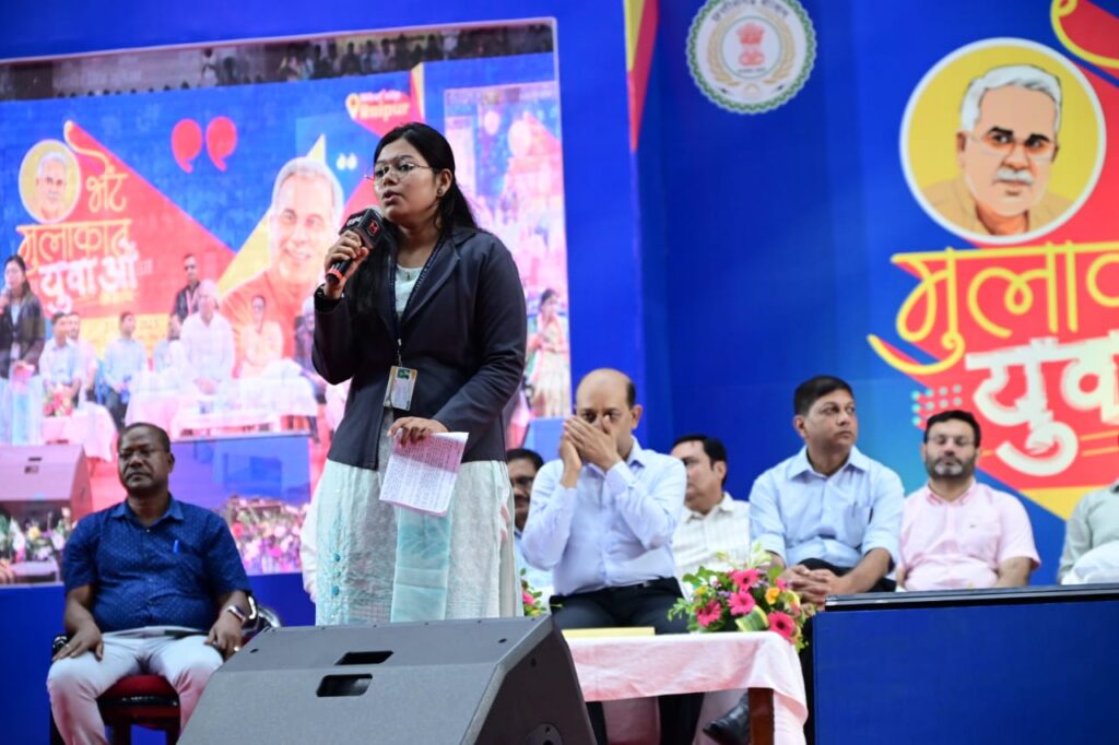रायपुर : गरियाबंद की इंद्राणी साहू ने भेंट-मुलाकात कार्यक्रम में मोर सपना के छत्तीसगढ़ शीर्षक से कविता सुनाई…