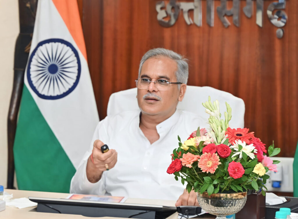 रायपुर : मुख्यमंत्री भूपेश बघेल यहाँ अपने निवास कार्यालय से वीडियो कॉन्फ्रेंसिंग के जरिए अम्बिकापुर जिले के गांधी स्टेडियम ग्राउण्ड में आयोजित विभिन्न विकास कार्यों के लोकार्पण एवँ शिलान्यास कार्यक्रम में शामिल हो रहे हैं…