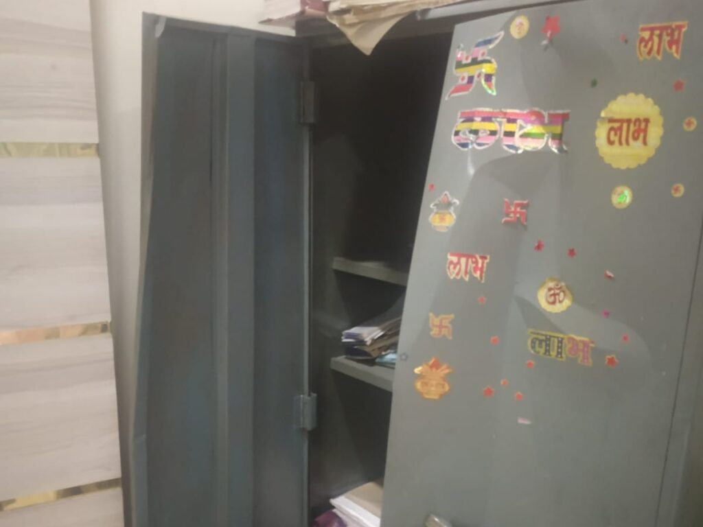 क्रशर कारोबारी के घर से 3 लाख कैश चोरी:कालीन पर छप गया चोरों का फुटप्रिंट, 2 नाबालिग समेत 3 आरोपी गिरफ्तार;खरीदी थी स्पोर्ट्स बाइक