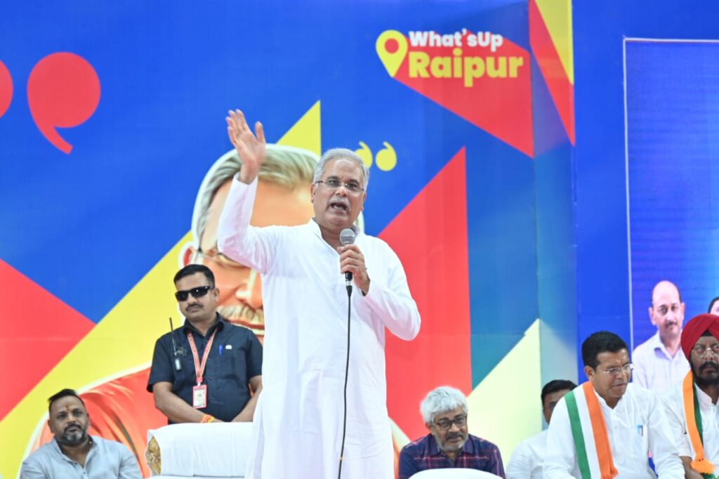 रायपुर : मुख्यमंत्री श्री भूपेश बघेल ने आज राजधानी रायपुर के सरदार बलबीर सिंह जूनेजा इन्डोर स्टेडियम में रायपुर संभाग के युवाओं के साथ भेंट-मुलाकात की