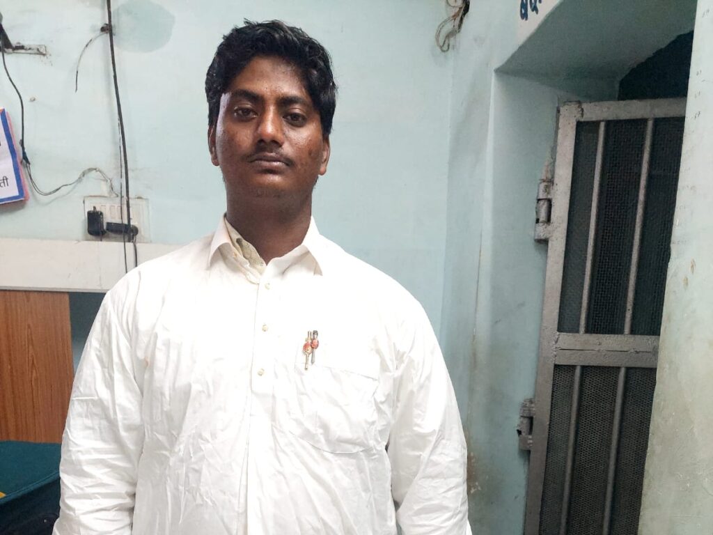 ‘iPhone दो नहीं तो मौत हो जाएगी’: तांत्रिक बनकर एक परिवार से 40 लाख की ठगी, रायपुर के होटल से पकड़ा गया…
