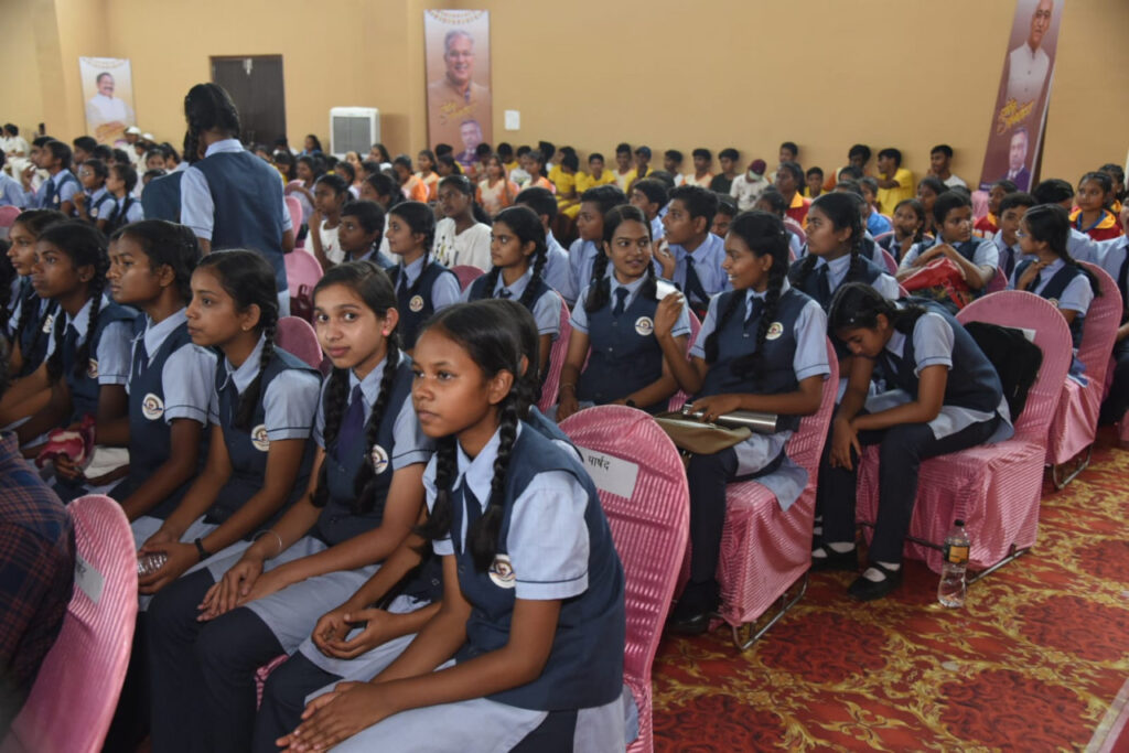 रायपुर : मुख्यमंत्री श्री भूपेश बघेल ने गांधी स्टेडियम में नवनिर्मित मल्टीपरपज इण्डोर हॉल,  स्वामी आत्मानन्द उत्कृष्ट विद्यालय सहित विभिन्न कार्यों का किया लोकार्पण तथा शिलान्यास…