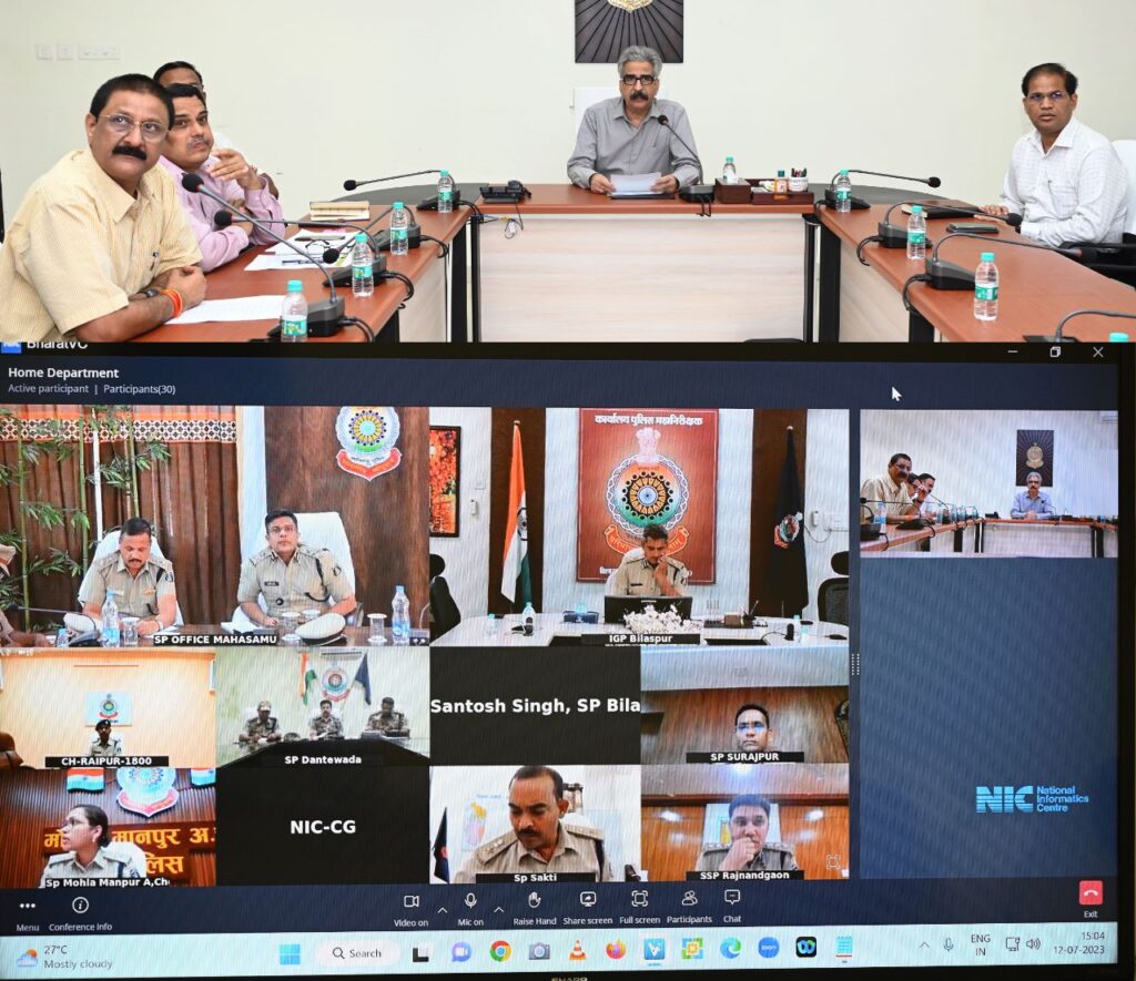 रायपुर : पुलिस महानिदेशक द्वारा पुलिस अधीक्षकों एवं पुलिस महानिरीक्षकों की वीडियो कांफ्रेंसिंग के माध्यम से ली गई बैठक